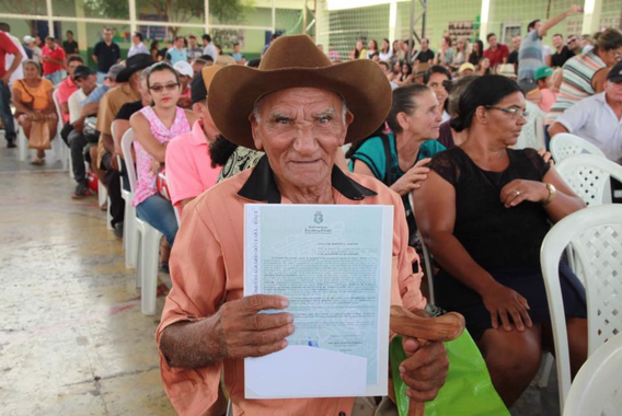Em janeiro deste ano, o Governo do Ceará ira realizar a entrega de 2.024 títulos de regulação fundiária. Nesta quarta (11), serão beneficiados 229 agricultores familiares do município de Quiterianópolis. Cruz, Crateús, Tamboril e Aiuaba são cidades que devem ser beneficiados com a entrega de títulos de terra até o fim deste mês