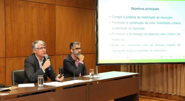 A Prefeitura de Belo Horizonte informou que as empresas de transporte por aplicativo, como Uber e Cabify, terão que destinar 1% do valor de cada corrida realizada ao executivo; “Nós vamos fazer a menor taxa possível, porque não queremos que essa taxa seja motivo para onerar a tarifa. De todas as capitais, é a menor taxa”, disse o presidente da BHTrans, Célio Freitas, em coletiva de imprensa
