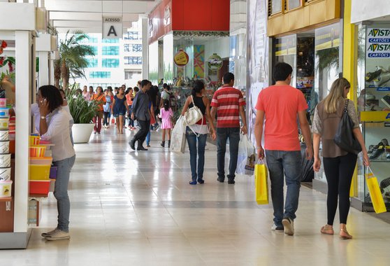 O Índice de Confiança do Empresário do Comércio, medido pela Confederação Nacional do Comércio de Bens, Serviços e Turismo, subiu 3,3% de janeiro para fevereiro; com o resultado, o indicador atingiu 113,2 pontos no mês de fevereiro; a alta em relação a fevereiro de 2017 chegou a 18,5%; o índice tem uma escala de zero a 200 pontos, em que as avaliações abaixo de 100 pontos mostram pessimismo e acima de 100 otimismo, com o 100 sendo uma zona de indiferença