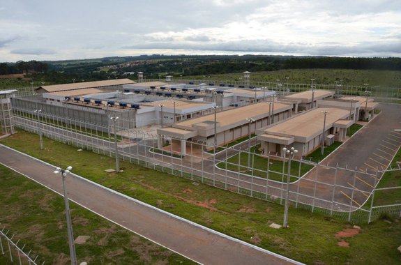 O governador Marconi Perillo e o vice Zé Eliton inauguraram nesta sexta-feira (16) o Presídio Estadual de Anápolis, investimento de R$ 19 milhões na obra física e mais R$ 6 milhões em equipamentos e manutenção, recursos do Goiás na Frente, programa que está movimentando o maior volume de obras da história do Estado; "Esse presídio estadual vai melhorar ainda mais a segurança do Sistema Prisional Goiano e, principalmente, do povo de Goiás", destacou Marconi