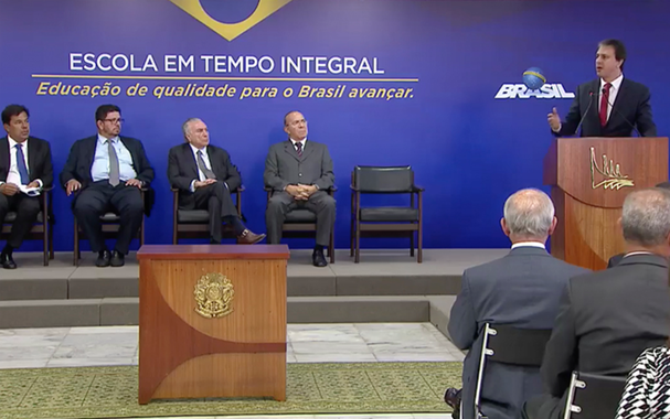 O Ceará vai receber R$ 40 milhões para a construção de novas escolas de tempo integral. Nesta quarta-feira (17), o governador Camilo Santana (PT) participou da solenidade de liberação de verbas, em Brasília, onde o Estado foi destaque pelos avanços na educação nos últimos 10 anos. De acordo com o gestor, o Governo do Ceará criará mais 40 novas escolas ao longo de 2018. “Vamos passar para quase 33% da rede de Ensino Médio do Estado em escolas em tempo integral. Nossa meta é superar os 50% a curto prazo”, disse Camilo