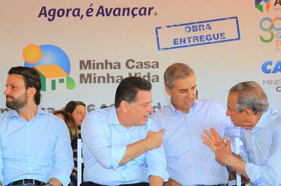 O vice-governador Zé Eliton anunciou na manhã deste domingo (25) que o Governo de Goiás vai colaborar para concluir as obras de construção da Avenida Leste Oeste, incluindo o trecho que liga Trindade a Senador Canedo; de acordo com Zé Eliton, durante seu governo serão investidos mais R$ 15 milhões, em parceria com a Prefeitura de Goiânia; o governador Marconi Perillo já tinha assegurado ao prefeito Iris Rezende R$ 35 milhões; no evento deste domingo, Eliton e o prefeito Iris Rezende demonstraram entrosamento