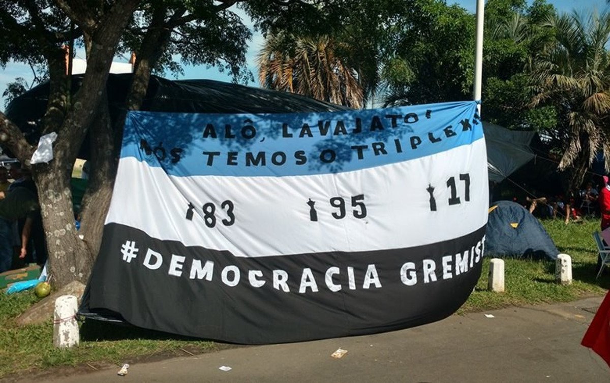 Com bom humor, durante o julgamento dos recursos do ex-presidente Lula, integrantes da Democracia Gremista abriram uma faixa no acampamento montado às margens do rio Guaíba, em Porto Alegre, onde se lê: “Alô Lava Jato, nós temos o tríplex – 83, 95, 2017”, em referência aos três títulos da Libertadores da América conquistados pela equipe gaúcha; “Fizemos essa brincadeira sobre esse momento triste da história política do país, onde querem condenar o Lula sem nenhum tipo de prova. Se não sabem de quem é o tríplex, o tríplex é do Grêmio”, diz Getúlio, um dos fundadores da Democracia Gremista, grupo criado em 2015 para combater a discriminação na torcida gremista