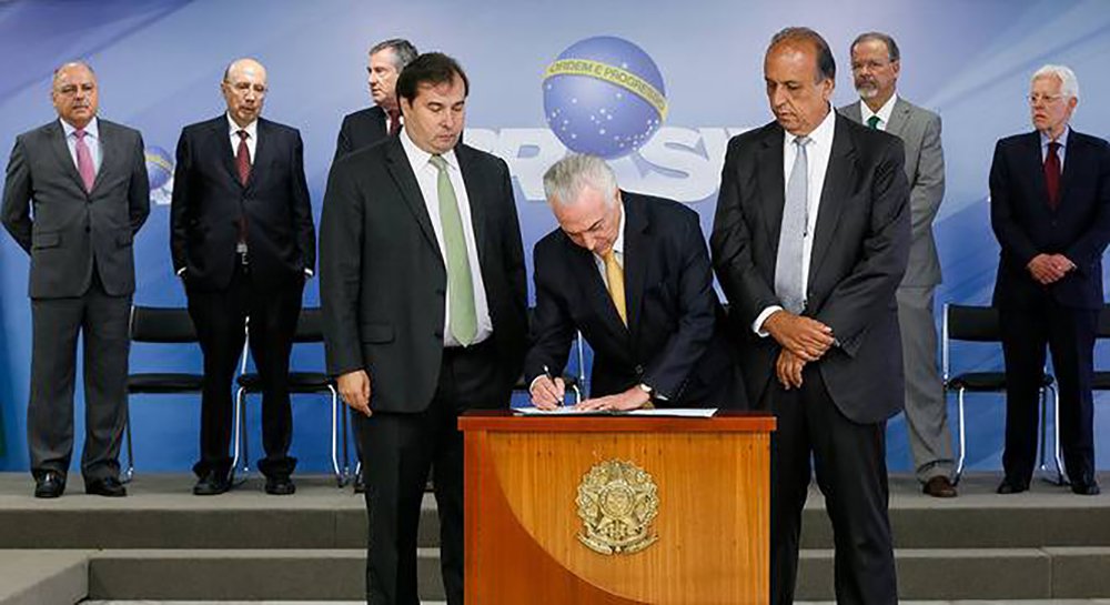 Reportagem do site The Intercept diz que a intervenção na Segurança Pública do Rio visa combater o que a imprensa vem chamando de "guerra" e "onda de violência" no Rio; "'Onda de violência' esta que é pior hoje em Sergipe, Rio Grande do Norte, Alagoas, Pará, Amapá, Pernambuco, Bahia, Goiás e Ceará, de acordo com os dados do 11º Anuário do Fórum Brasileiro de Segurança Pública, que utilizou dados de 2016, os últimos disponíveis. Mas você não age onde não rende notícia", diz o texto