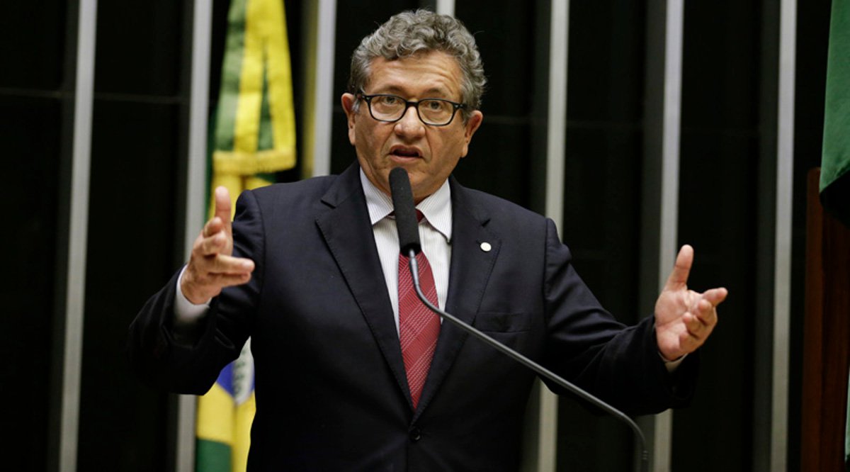 Para o deputado Caetano (PT-BA), a Reforma da Previdência "dançou" em função das manifestações populares contra as mudanças nas regras previdenciárias; de acordo com Caetano, "o vampirão não vai sugar o sangue dos brasileiros". Para o parlamentar, a reforma da Previdência "dançou" ao som do samba-enredo da escola de samba Paraíso do Tuiuti, do Rio de Janeiro: "a escola se manifestou com o povão". "Por isso, Temer foi obrigado a recuar", concluiu o deputado