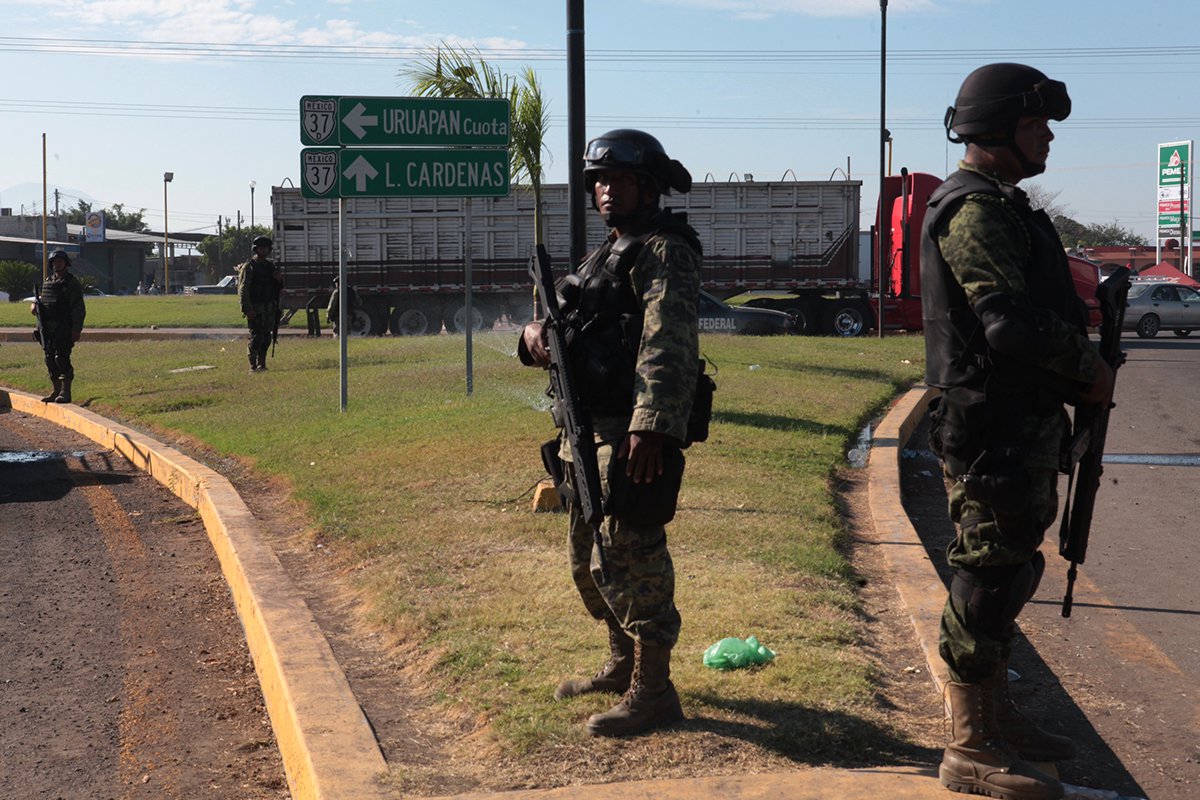 Quase onze anos após Felipe Calderón decidir em seu décimo dia como presidente, em 10 de dezembro de 2006, enviar 6.500 soldados a sua Michoacán natal para sufocar a violência e a impunidade, o balanço da chamada "guerra contra o tráfico" não pode ser mais desalentador; durante dois meses, quase 20.000 soldados foram recebidos como heróis por uma população cansada de violência e de massacres desde 2005 e de forças de segurança corruptas