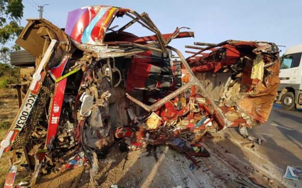 Ônibus que ia rumo a Nairóbi, a capital do país, colidiu com um caminhão na localidade de Migaa e deixou pelo menos 36 mortos e 18 feridos. Trinta pessoas morreram no local, enquanto outros passageiros faleceram no hospital; segundo as autoridades quenianas, o ônibus ia com excesso de velocidade, invadiu a pista contrária e colidiu com o caminhão