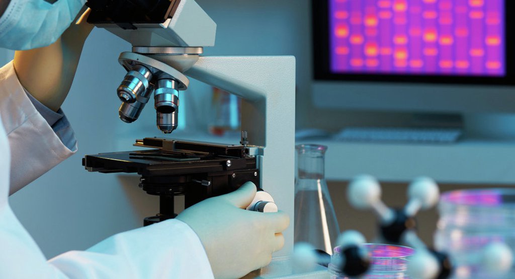 A China está desenvolvendo ativamente um método elaborado nos EUA – a modificação do DNA humano por meio da tecnologia Crispr-Cas9; em um hospital oncológico na cidade de Hangzhou os médicos estão tentando fazer o corpo de pacientes combater as células tumorais através de modificações do código genético do organismo; o vice-diretor do hospital, Wu Shixiu, afirmou que por enquanto os testes decorreram com êxito