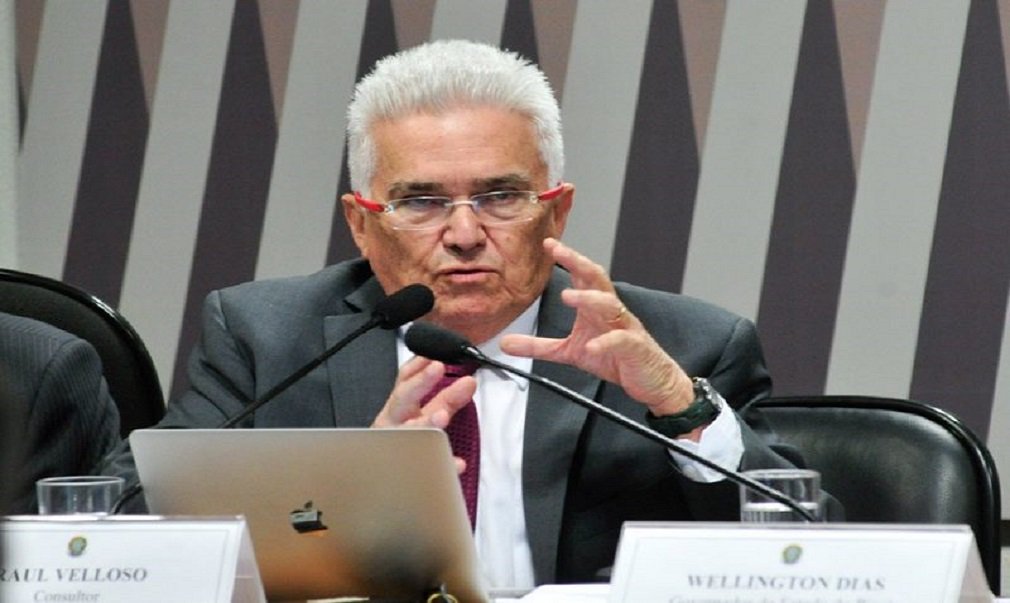 Um dos teóricos mais respeitados do País, o economista Raul Velloso afirmou hoje que, apesar da grave crise econômica nacional, com impacto gravíssimo sobre as finanças dos Estados, Goiás é destaque e modelo nacional na gestão das contas públicas; "O governador Marconi Perillo, em que pese todas as dificuldades que enfrenta e herdou, é uma exceção gritante da boa condução da política fiscal", disse Velloso; "Todo esse esforço, nós podemos ver, tem o objetivo de garantir o investimento"; o economista disse que Marconi avançou na área fiscal mesmo diante de adversidades, como a crescente despesa com aposentados e pensionistas, destacando que, ainda assim, ela se mantém abaixo da média nacional