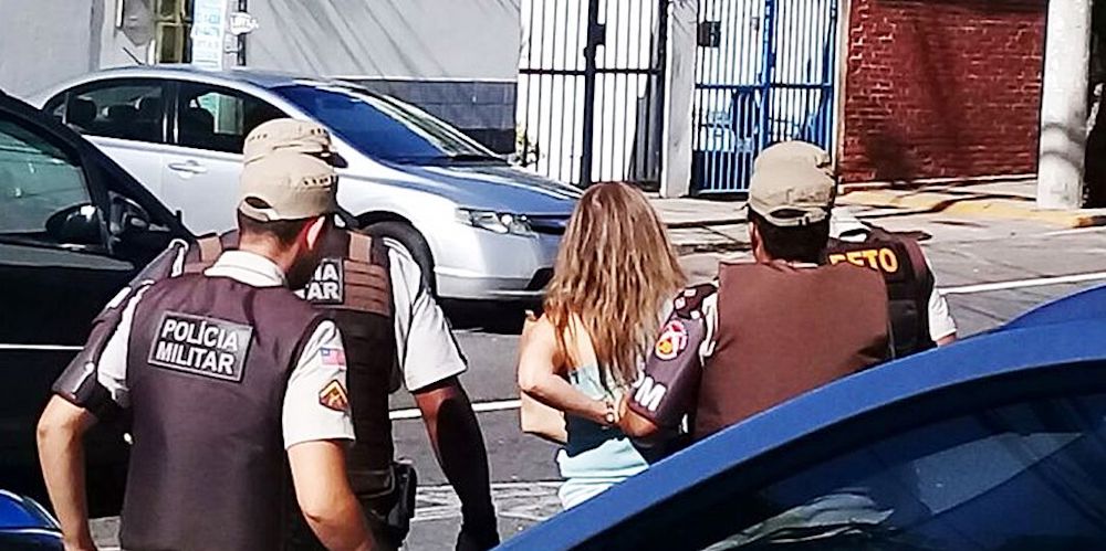 O caso de racismo aconteceu na Delicatessen Bonjour, no bairro de Pituba; uma outra cliente ficou indignada com a situação e o gerente da loja resolveu chamar a polícia;  segundo o funcionário Ubiratan Santos Souza, de 22 anos, “sempre que nos aproximávamos, ela virava as costas, fazia de conta que não tinha ninguém ali falando com ela. Se um colega de cor mais clara se aproximasse, ela aceitava o atendimento"