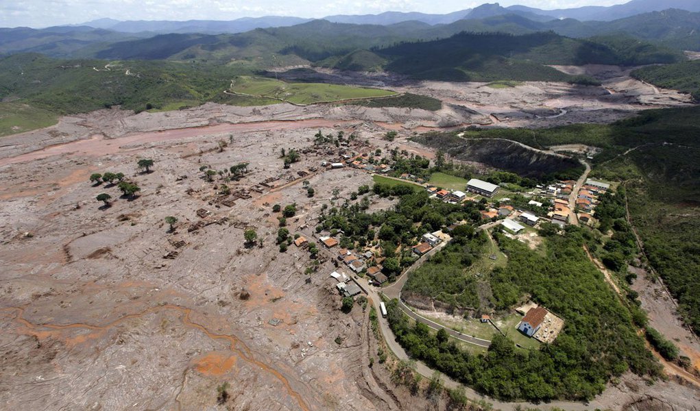 Foi publicada no Diário Oficial de Mariana (MG) a lei que cria a Zona de Urbanização Específica de Interesse Social que será utilizada para reassentar a comunidade de Bento Rodrigues,  destruída após o rompimento da Barragem de Fundão, da mineradora Samarco, em novembro de 2015; chamada atualmente de Lavoura e localizada no distrito de Camargos, que também foi afetado pelo crime ambiental, a área deve receber 225 famílias desalojadas pela tragédia