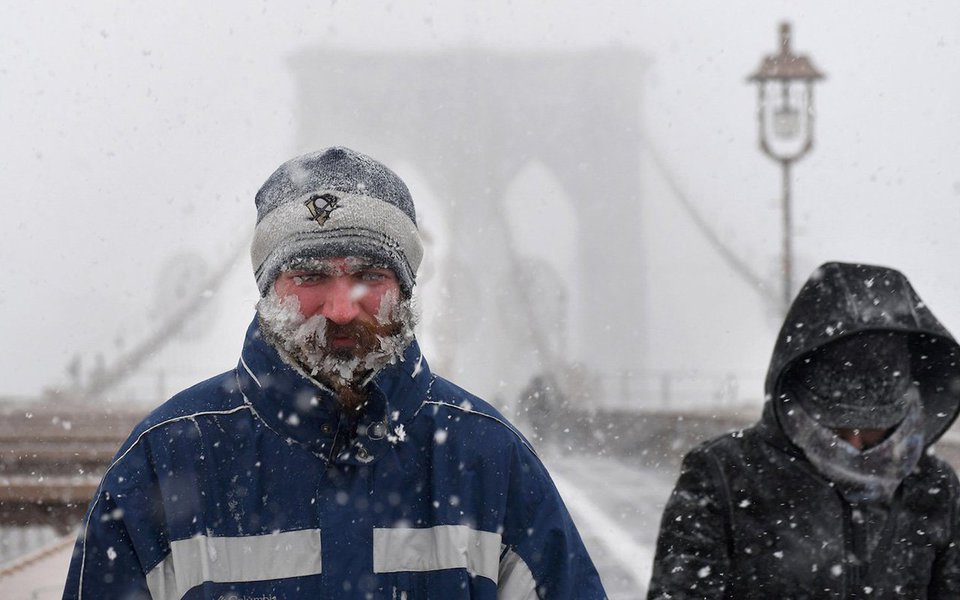 Neste inverno, o longo período de frio intenso na região leste dos Estados Unidos levou alguns poderosos norte-americanos, encabeçados pelo presidente Trump (que evidentemente não conhece a diferença entre meteorologia e clima) a negar a realidade do aquecimento global. A realidade, porém, é ao contrário: a atual onda de frio é provocada pelo aumento global das temperaturas médias.