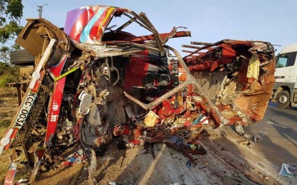 Ônibus que ia rumo a Nairóbi, a capital do país, colidiu com um caminhão na localidade de Migaa e deixou pelo menos 36 mortos e 18 feridos. Trinta pessoas morreram no local, enquanto outros passageiros faleceram no hospital; segundo as autoridades quenianas, o ônibus ia com excesso de velocidade, invadiu a pista contrária e colidiu com o caminhão