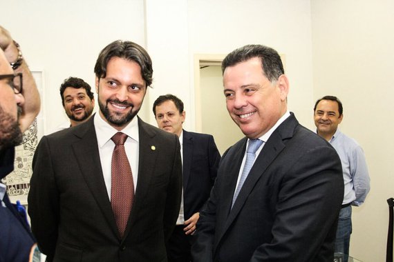 O governador Marconi Perillo e o ministro das Cidades, Alexandre Baldy, assinam nesta sexta-feira, no Palácio Pedro Ludovico Teixeira, os contratos de investimentos de R$ 380 milhões para obras de saneamento em Anápolis, Goiânia e Aparecida de Goiânia; os recursos são do programa “Saneamento Para Todos” e fruto de intensa luta do governador junto ao Governo Federal; a operação de crédito, que é feita pela Caixa Econômica Federal, prevê o aporte de cerca de R$ 115 milhões para Anápolis, sendo R$ 11,4 milhões deles em contrapartida da Prefeitura; e R$ 264 milhões para Aparecida - R$ 26 milhões em contrapartida