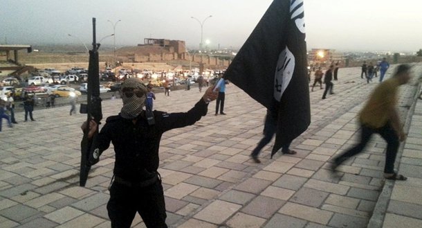 O célula do Daesh (ou Estado Islâmico) no Egito pediu aos seus militantes, em um novo vídeo de uma execução, para iniciar uma guerra contra o Hamas por não ter defendido Jerusalém após o reconhecimento dos EUA da cidade como a capital de Israel; a filmagem do grupo terrorista culminou com a execução de um ex-membro do Daesh que aparecia de joelhos e vestido com um macacão laranja