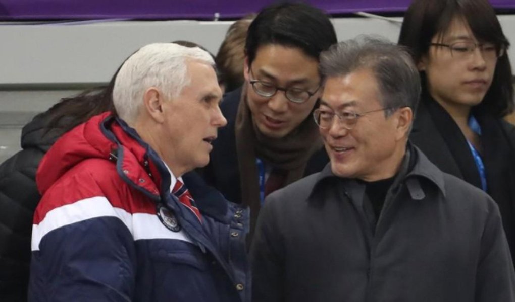 O vice-presidente norte-americano, Mike Pence, disse em entrevista a um jornal que seu país e a Coreia do Sul acertaram os termos de um engajamento diplomático maior com os norte-coreanos, primeiro com Seul e depois possivelmente com conversas diretas com Washington sem pré-condições 