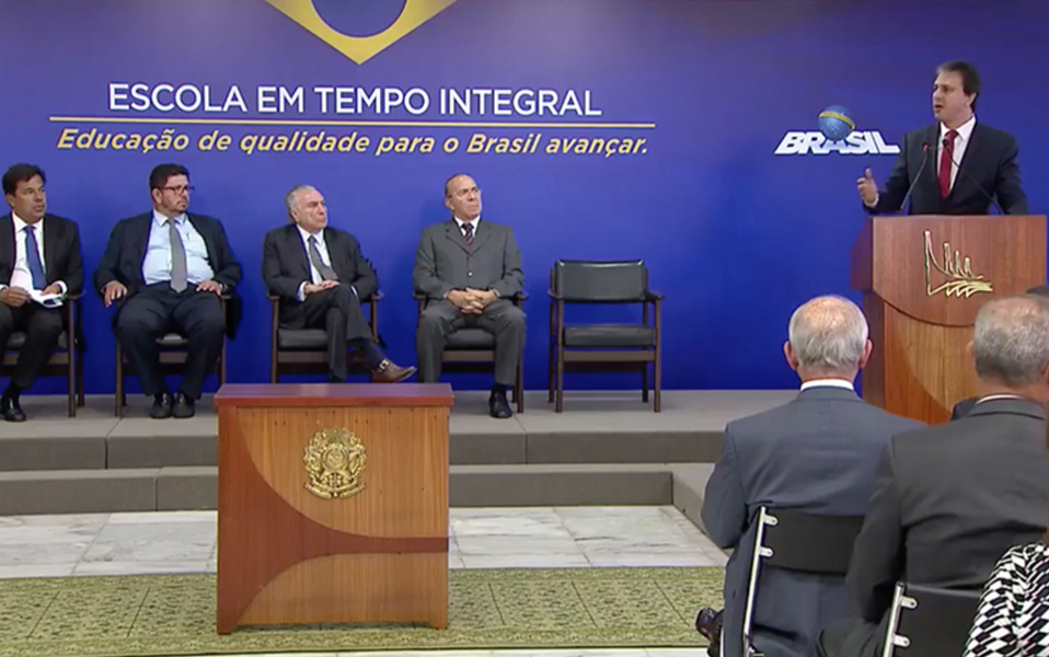 O Ceará vai receber R$ 40 milhões para a construção de novas escolas de tempo integral. Nesta quarta-feira (17), o governador Camilo Santana (PT) participou da solenidade de liberação de verbas, em Brasília, onde o Estado foi destaque pelos avanços na educação nos últimos 10 anos. De acordo com o gestor, o Governo do Ceará criará mais 40 novas escolas ao longo de 2018. “Vamos passar para quase 33% da rede de Ensino Médio do Estado em escolas em tempo integral. Nossa meta é superar os 50% a curto prazo”, disse Camilo