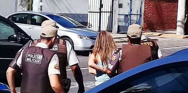 O caso de racismo aconteceu na Delicatessen Bonjour, no bairro de Pituba; uma outra cliente ficou indignada com a situação e o gerente da loja resolveu chamar a polícia;  segundo o funcionário Ubiratan Santos Souza, de 22 anos, “sempre que nos aproximávamos, ela virava as costas, fazia de conta que não tinha ninguém ali falando com ela. Se um colega de cor mais clara se aproximasse, ela aceitava o atendimento"