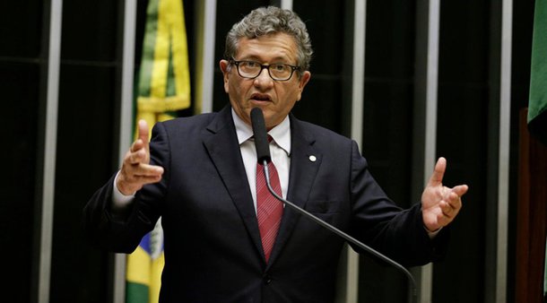 Para o deputado Caetano (PT-BA), a Reforma da Previdência "dançou" em função das manifestações populares contra as mudanças nas regras previdenciárias; de acordo com Caetano, "o vampirão não vai sugar o sangue dos brasileiros". Para o parlamentar, a reforma da Previdência "dançou" ao som do samba-enredo da escola de samba Paraíso do Tuiuti, do Rio de Janeiro: "a escola se manifestou com o povão". "Por isso, Temer foi obrigado a recuar", concluiu o deputado