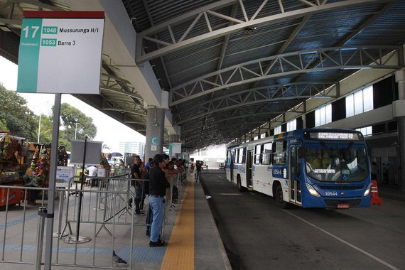 Com reajuste no valor das passagens de ônibus neste ano, Salvador e Juazeiro, no norte da Bahia, passam a ter as tarifas de transporte público urbano mais caras entre as maiores cidades do estado, com custo de R$ 3,70; em Juazeiro, a nova tarifa passou a valer a partir do último sábado (13); o valor anterior era R$ 3,50; na capital o reajuste foi de R$ 0,10 sobre R$ 3,60 cobrados até o dia 1º de janeiro