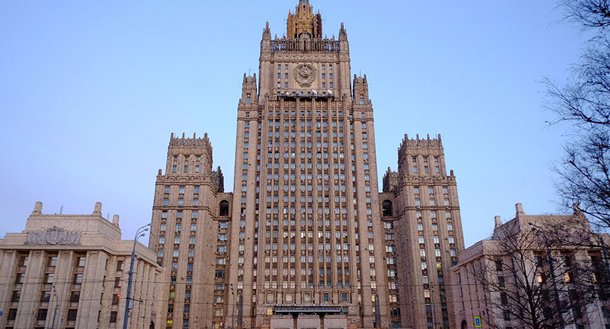 
Moscou considera como extremamente negativas as últimas declarações do presidente dos EUA, Donald Trump, sobre o futuro do acordo nuclear com o Irã, disse à Sputnik o vice-ministro das Relações Exteriores da Rússia, Sergei Ryabkov. "Consideramos extremamente negativas as decisões e declarações de Washington, as nossas piores previsões estão se tornando realidade", afirmou ele
