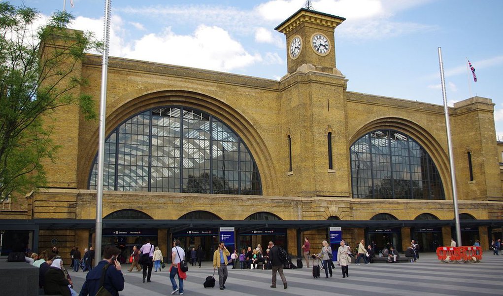 Polícia britânica isolou ruas no entorno da estação ferroviária de Kings Cross, em Londres, devido a relatos de um pacote suspeito encontrado no local; algumas ruas foram fechadas perto da estação, e a polícia está atuando na região