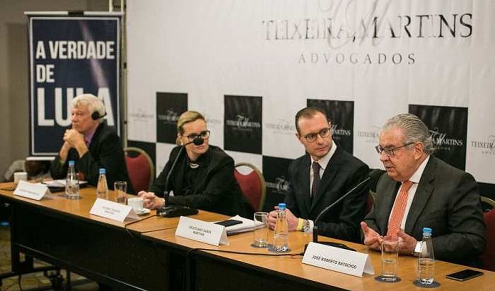 Advogados do ex-presidente Lula foram representados na OAB/RS, acusados de propaganda indevida; em uma coletiva de imprensa em Porto Alegre, era possível ver uma estampa (conhecido como backdrop) com o nome do escritório ao fundo; "Desde que o mundo é mundo, sempre que procuradores estão diante dos holofotes, vemos, não só um, mas vários banners do MPF atrás de si, um do ladinho do outro. Agora resta esperar também a representação contra os procuradores por terem exposto o nome do MPF atrás da bancada, em uma entrevista", escreve Manoel Ramires 