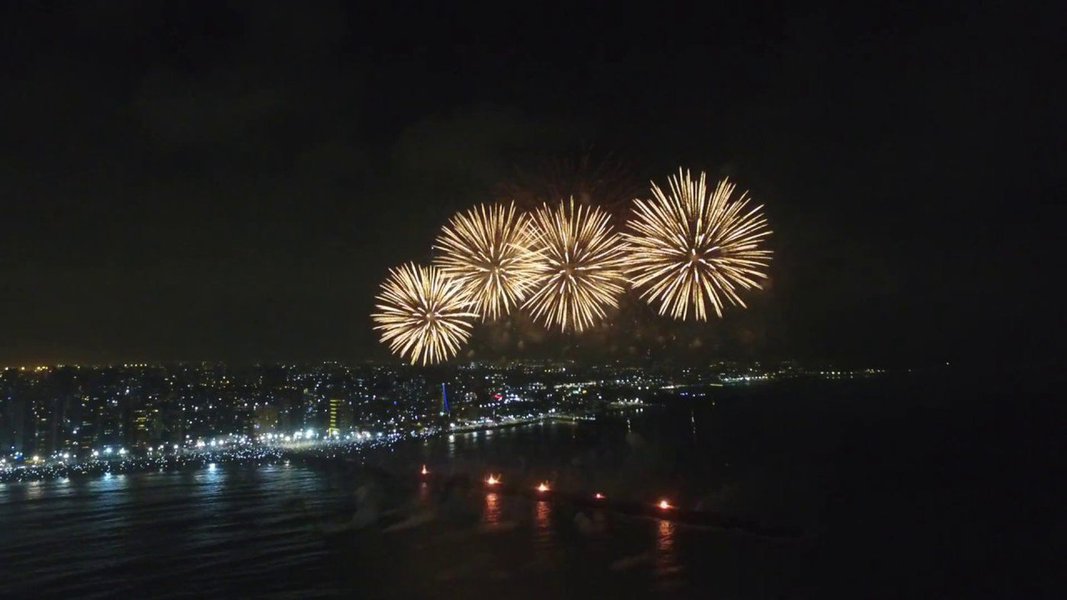 Com uma previsão de receber mas de 600 mil turistas e ter uma ocupação recorde na rede de hotelaria e meios de hospedagem, Fortaleza se prepara para mais uma virada de ano. Governo do Estado e Prefeitura farão operações especiais, com reforço nas áreas de segurança, mobilidade e saúde; este ano, o tradicional show pirotécnico do aterro da Praia de Iracema, deverá ter 18 minutos; a expectativa é que mais de 1,3 milhão de pessoas participarão do Réveillon 2018, que terá atracões nacionais e locais se revezando no palco; a Prefeitura de Fortaleza cadastrou 600 ambulantes que irão comercializar comidas e bebidas durante o evento 