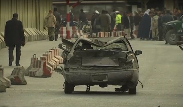 O governo do Afeganistão elevou hoje (28) para 103 o número de mortos no atentado realizado ontem (27) pelos talibãs com uma "ambulância-bomba" no centro de Cabul; "Os números que temos mostram que, infelizmente, vários feridos que estavam em estado crítico perderam suas vidas. Agora, o número de mortos é 103 e o de feridos, 235", informou o ministro do Interior do Afeganistão, Wais Ahmad Barmak, em entrevista coletiva