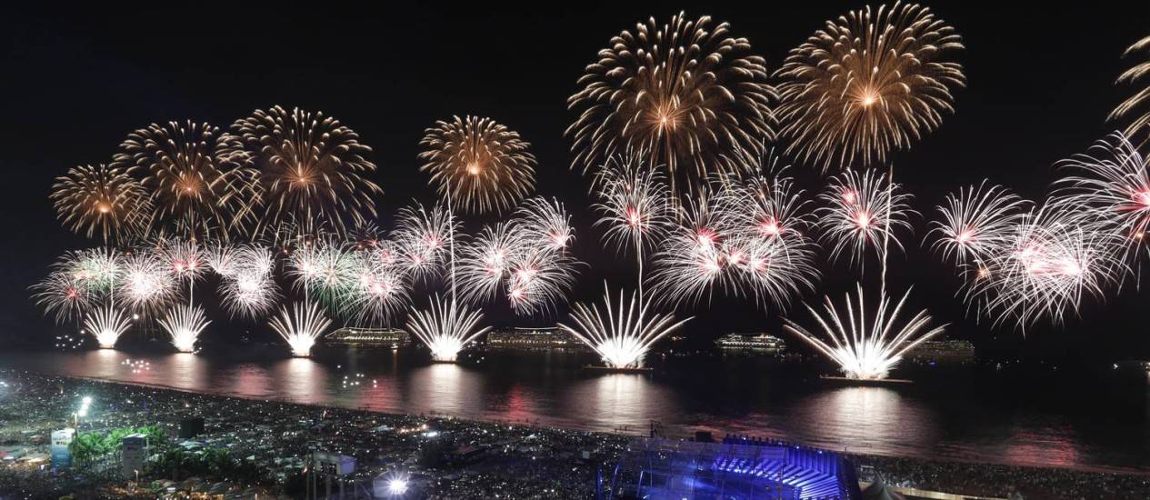 Com 17 minutos de queima de fogos, turistas e cariocas festejaram a virada do ano na Praia de Copacabana, zona sul do Rio de Janeiro; de acordo com balanço divulgado pela prefeitura, 2,4 milhões de pessoas lotaram a orla, contra a estimativa inicial de 3 milhões de pessoas