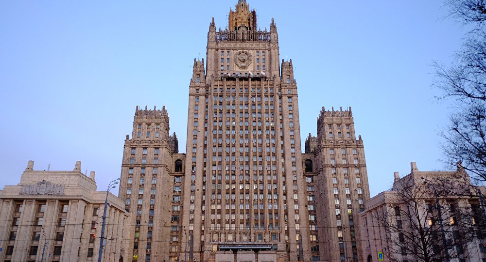 
Moscou considera como extremamente negativas as últimas declarações do presidente dos EUA, Donald Trump, sobre o futuro do acordo nuclear com o Irã, disse à Sputnik o vice-ministro das Relações Exteriores da Rússia, Sergei Ryabkov. "Consideramos extremamente negativas as decisões e declarações de Washington, as nossas piores previsões estão se tornando realidade", afirmou ele
