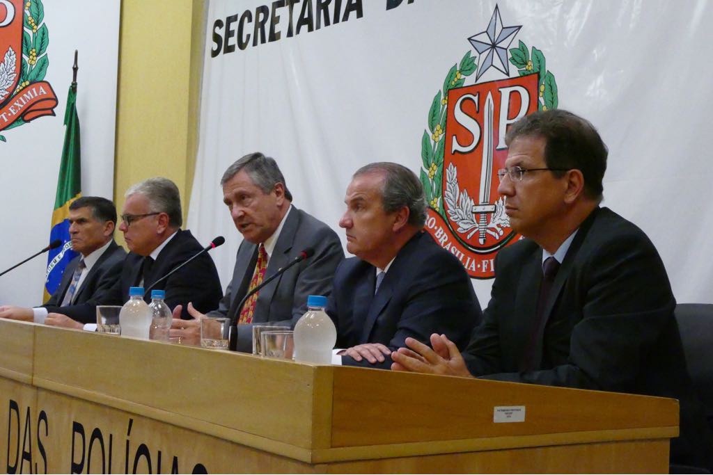 O secretário de Segurança Pública de Minas Gerais, Sérgio Barboza Menezes, participou nesta quinta-feira (22) de uma reunião com o ministro da Justiça, Torquato Jardim, e os secretários de segurança de São Paulo, Mágino Alves Barboza Filho, e do Espírito Santo, André Garcia, na capital paulista; no encontro, Sérgio Menezes propôs o reforço da integração entre as inteligências de Minas, São Paulo, Rio e Espírito Santo, com troca de informações de forma contínua e com acesso a possíveis alertas e movimentos identificados da ação no Rio; reforço na segurança pública em Minas Gerais é uma determinação do governador Fernando Pimentel