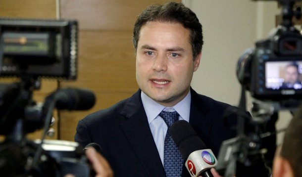 O governador Renan filho (PMDB) afirmou que Alagoas, apesar da crise que tomou conta do Brasil, chega a seu terceiro ano de forma muito firme e com um orgulho que poucos estados brasileiros podem ter: o das finanças em ordem; ele disse que o Estado fez o dever de casa no que diz respeito ao ajuste fiscal, economia e investimentos e que há a confiança de que quando o Brasil sair da crise “vai encontrar Alagoas muito mais preparada do que no passado”