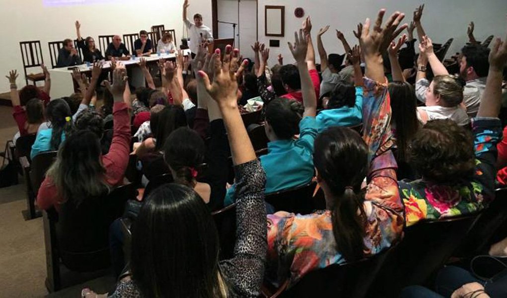 Médicos do atendimento ambulatorial do sistema público do Recife estão em greve por tempo indeterminado e apenas os atendimentos de urgência, emergência e nas maternidades serão mantidos; também estão suspensos os serviços relacionados ao Programa Saúde da Família, que são executados por 251 equipes, distribuídas em seis zonas administrativas; categoria alega a falta de medicamentos e insumos básicos, além do descuido da gestão municipal com a estrutura física e a segurança das unidade; médicos também pleiteiam reajuste salarial