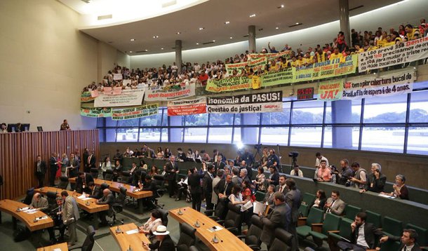 Cerca de 250 servidores estaduais do Distrito Federal lotam as galerias da Câmara Legislativa nesta segunda-feira (15) para acompanhar a votação dos dois projetos de lei que permitem ao Governo do DF remanejar R$ 1,3 bilhão do Instituto de Previdência do funcionalismo (Iprev); o governo quer usar os recursos para realizar obras em ano eleitoral - o governador Rodrigo Rollemberg concorre à reeleição em 2018