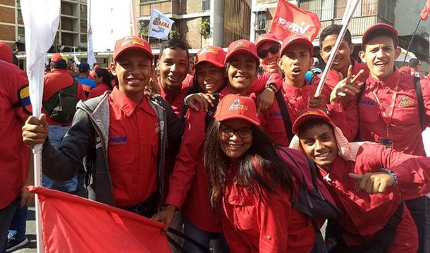 Uma multidão saiu às ruas de Caracas, capital venezuelana, para homenagear o ex-presidente Hugo Chávez e defender o governo atual, de Nicolás Maduro; o ato público aconteceu há exatos 26 anos do dia 4 de fevereiro de 1992, quando Chávez comandou uma rebelião de militares e pela primeira vez tentou chegar ao poder na Venezuela; para o ativista político Luig Lobig, que esteve presente na marcha deste ano, o então comandante Hugo Chávez inaugurou em 1992 uma nova era