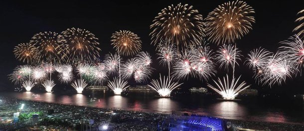 Com 17 minutos de queima de fogos, turistas e cariocas festejaram a virada do ano na Praia de Copacabana, zona sul do Rio de Janeiro; de acordo com balanço divulgado pela prefeitura, 2,4 milhões de pessoas lotaram a orla, contra a estimativa inicial de 3 milhões de pessoas