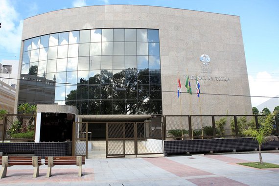 O Tribunal de Justiça de Alagoas (TJ/AL) concedeu medida liminar e determinou a soltura do fiscal de renda Augusto Nicácio, acusado pelo Ministério Público Estadual (MPE) de participar de um esquema de fraudes tributárias; entendimento foi de que não havia a necessidade da prisão preventiva neste momento, tendo em vista que ele já vinha cumprindo as medidas cautelares da última denúncia, feita em novembro de 2017, além de que ele não oferecia risco às investigações