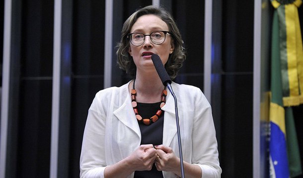 A crescente onda de violência que atinge as cidades brasileiras fez como vítima a deputada federal e ex-ministra da Secretaria de Direitos Humanos da Presidência da República, Maria do Rosário (PT-RS); ela foi abordada por três homens quando chegava em sua casa, em Porto Alegre; além de pertences pessoais, os assaltantes levaram o veículo; a parlamentar estava acompanhada do marido e fez o boletim de ocorrência 