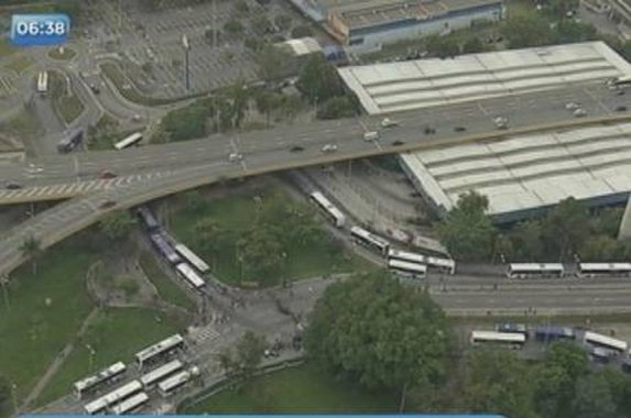Na manhã desta segunda-feira (19), motoristas e cobradores de ônibus de cidades da região metropolitana de São Paulo paralisaram as atividades em protestos contra a reforma da Previdência; segundo informações do telejornal Bom Dia São Paulo, o transporte público está paralisado nas cidades de Guarulhos, Santo André e Sorocaba