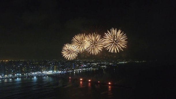Com uma previsão de receber mas de 600 mil turistas e ter uma ocupação recorde na rede de hotelaria e meios de hospedagem, Fortaleza se prepara para mais uma virada de ano. Governo do Estado e Prefeitura farão operações especiais, com reforço nas áreas de segurança, mobilidade e saúde; este ano, o tradicional show pirotécnico do aterro da Praia de Iracema, deverá ter 18 minutos; a expectativa é que mais de 1,3 milhão de pessoas participarão do Réveillon 2018, que terá atracões nacionais e locais se revezando no palco; a Prefeitura de Fortaleza cadastrou 600 ambulantes que irão comercializar comidas e bebidas durante o evento 