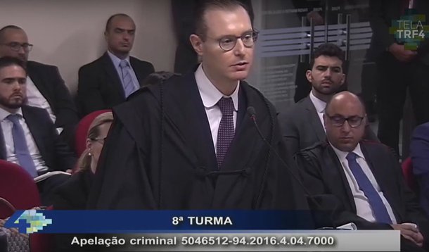 Em sua fala, advogado Cristiano Zanin lembrou que o próprio juiz Sergio Moro afirmou jamais relacionou o caso Lula a contratos da Petrobras – objeto da acusação; Zanin diz que o juízo jamais afirmou na sentença que os valores nos contratos da Petrobras foram utilizados para pagar vantagens indevidas ao ex-presidente. Por isso, a competência jamais poderia ter existido. "Buscou-se de uma afirmação, sem qualquer respaldo", diz; acompanhe ao vivo