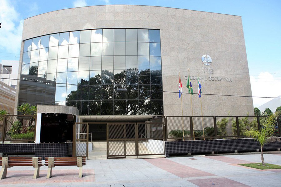 O Tribunal de Justiça de Alagoas (TJ/AL) concedeu medida liminar e determinou a soltura do fiscal de renda Augusto Nicácio, acusado pelo Ministério Público Estadual (MPE) de participar de um esquema de fraudes tributárias; entendimento foi de que não havia a necessidade da prisão preventiva neste momento, tendo em vista que ele já vinha cumprindo as medidas cautelares da última denúncia, feita em novembro de 2017, além de que ele não oferecia risco às investigações