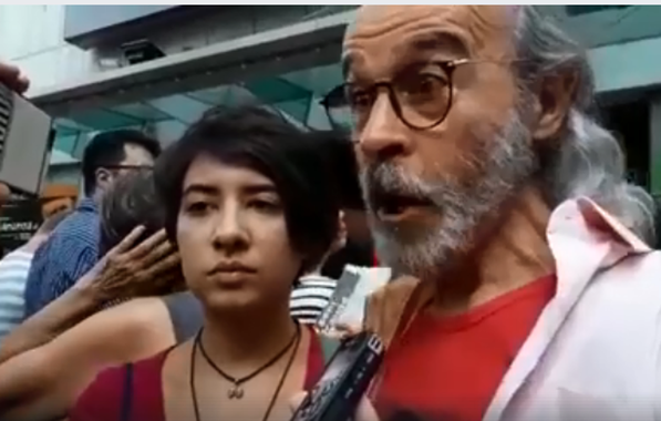 Uma mulher chamou Lula de ladrão na porta do teatro Oi Casagrande, no Leblon, zona sul do Rio; o ator Osmar Prado, que estava no local dando uma entrevista, pediu para ela a prova e ela ficou sem ter o que dizer; confira o vídeo da conversa