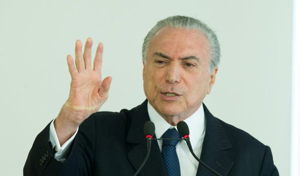 Secretaria do Tesouro Nacional estima que a Dívida Bruta do Governo, que inclui tanto a dívida federal como dos estados e as compromissadas, chegue a 74,8% do PIB do Brasil em 2018; porcentagem, pela projeção, crescerá em 2019 para 76,8% e chegará a 79,2% em 2026.; de acordo com a secretária do Tesouro Nacional, Ana Paula Vescovi, o Brasil tem hoje dívida muito elevada em relação a países com estágio de desenvolvimento semelhante; países emergentes têm, em média, dívida pública bruta de 48% do PIB