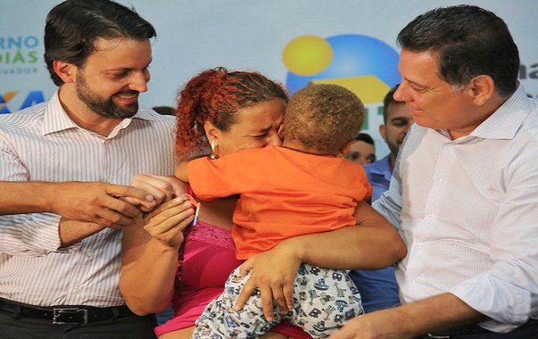 O governador Marconi Perillo e o vice-governador José Eliton entregaram, na sexta-feira (23), 224 unidades habitacionais no Residencial Dona Alice, em Guapó, reduzindo o déficit habitacional da cidade; junto com o ministro das Cidades, Alexandre Baldy, Marconi e Eliton também entregaram a terceira faixa da GO-219, Eufrates Guimarães Rezende, no perímetro urbano da cidade; eles inauguraram ainda 50 mil metros quadrados de pavimentação de vias urbanas e Marconi autorizou licitação no valor de R$ 3 milhões para obras de abastecimento de água no município; Marconi ainda entregou moradias em Palmeiras e Caldas Novas