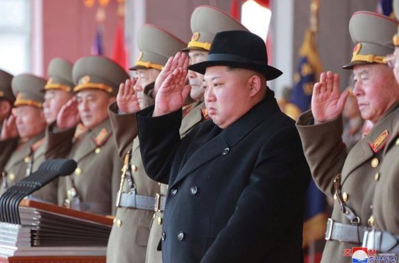 O líder norte-coreano, Kim Jong Un, e seu pai, o falecido Kim Jong Il, usaram passaportes brasileiros obtidos de forma fraudulenta para solicitar vistos para visitar países ocidentais nos anos 1990, disseram cinco fontes europeias de segurança; apesar de já ser conhecido que a família que governa a Coreia do Norte usou documentos de viagem obtidos de forma irregular, há poucos exemplos específicos até o momento; as cópias dos passaportes brasileiros vistas pela Reuters nunca haviam sido publicadas