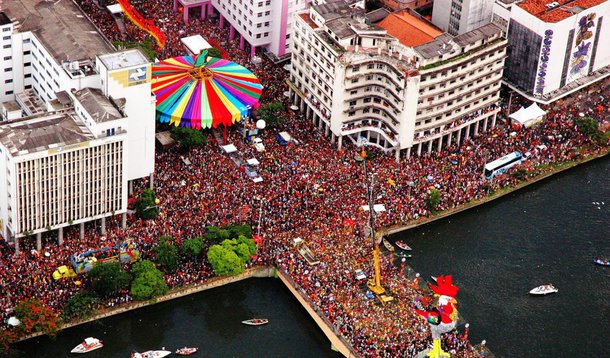 Feriado de carnaval, que este ano ocorre de 9 a 13 de fevereiro, deve injetar R$ 11,14 bilhões na economia nacional e resultar em um fluxo total de 10,69 milhões de viajantes brasileiros e cerca de 400 mil turistas internacionais, segundo o Ministério do Turismo.; cidades mais procuradas para o carnaval, segundo o ministério, são o Rio de Janeiro, São Paulo, Salvador, Belo Horizonte, o Recife e Olinda. Juntas, elas representam 65% de toda a movimentação financeira no período: R$ 7,4 bilhões; em Pernambuco, a folia deve atrair 1,7 milhão de pessoas e arrecadar R$ 1,2 bilhão
