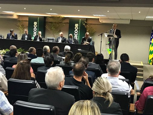 Em palestra para empresários, investidores e agentes públicos ministrada na segunda-feira em Goiânia, o ministro da Fazenda, Henrique Meirelles, afirmou que a economia de Goiás está crescendo fortemente e que a expansão do emprego registrada no ano passado é uma tendência que deve se confirmar durante 2018; "Percebemos em Goiás uma evolução muito forte, voltando, inclusive, aos índices econômicos de 2013, antes da crise. Ou seja, a economia de Goiás cresceu muito", afirmou Meirelles, enfatizando que os números, aferidos pelo Banco Central, são "inquestionáveis"