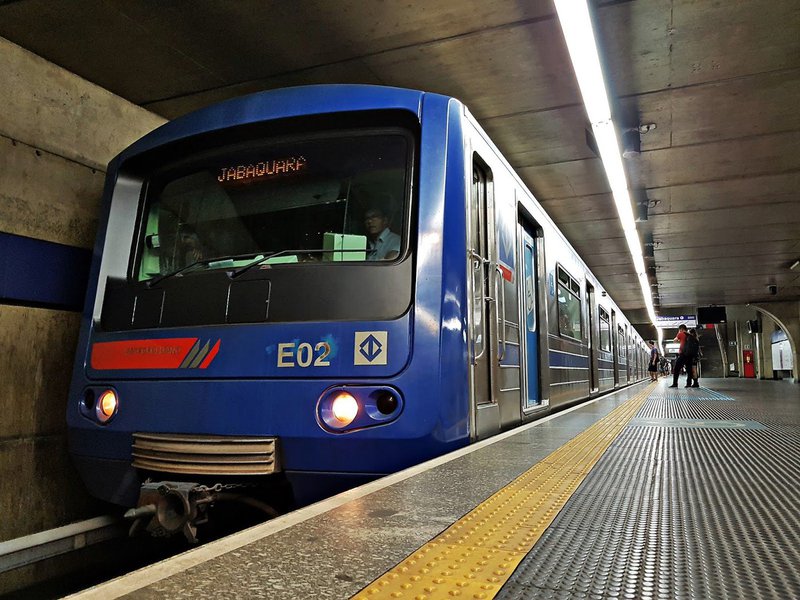 Metroviários de São Paulo decidiram paralisar as atividades por 24 horas nesta quinta-feira (18), em protesto contra o leilão de privatização das Linhas 5 Lilás e 17 Ouro - o monotrilho; o movimento começa a partir da meia noite desta quinta; a greve é também contra a terceirização das bilheterias do Metrô e aumento das tarifas; "A privatização leva à terceirização, que é sinônimo de precarização das condições de trabalho e renda", diz Marcos Freire, do Sindicato dos Metroviários de São Paulo